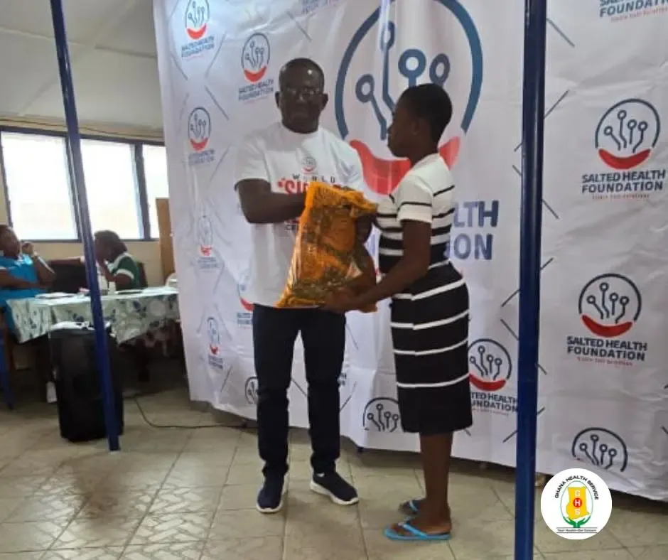 A lady receiving gift